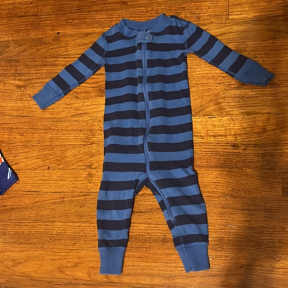 Hanna Andersson 6-12 mos sleeper bundle - Picture 6 of 7